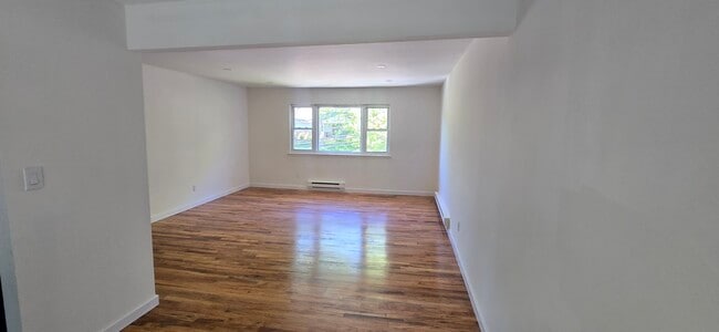 Amplia sala de estar - 153 Vernon Valley Rd