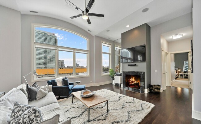 Foto del edificio - 711 W Grand Ave