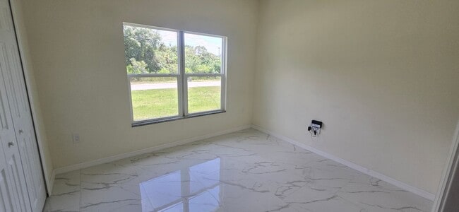 Foto del edificio - Great SW Location-Three Bedroom -two bath