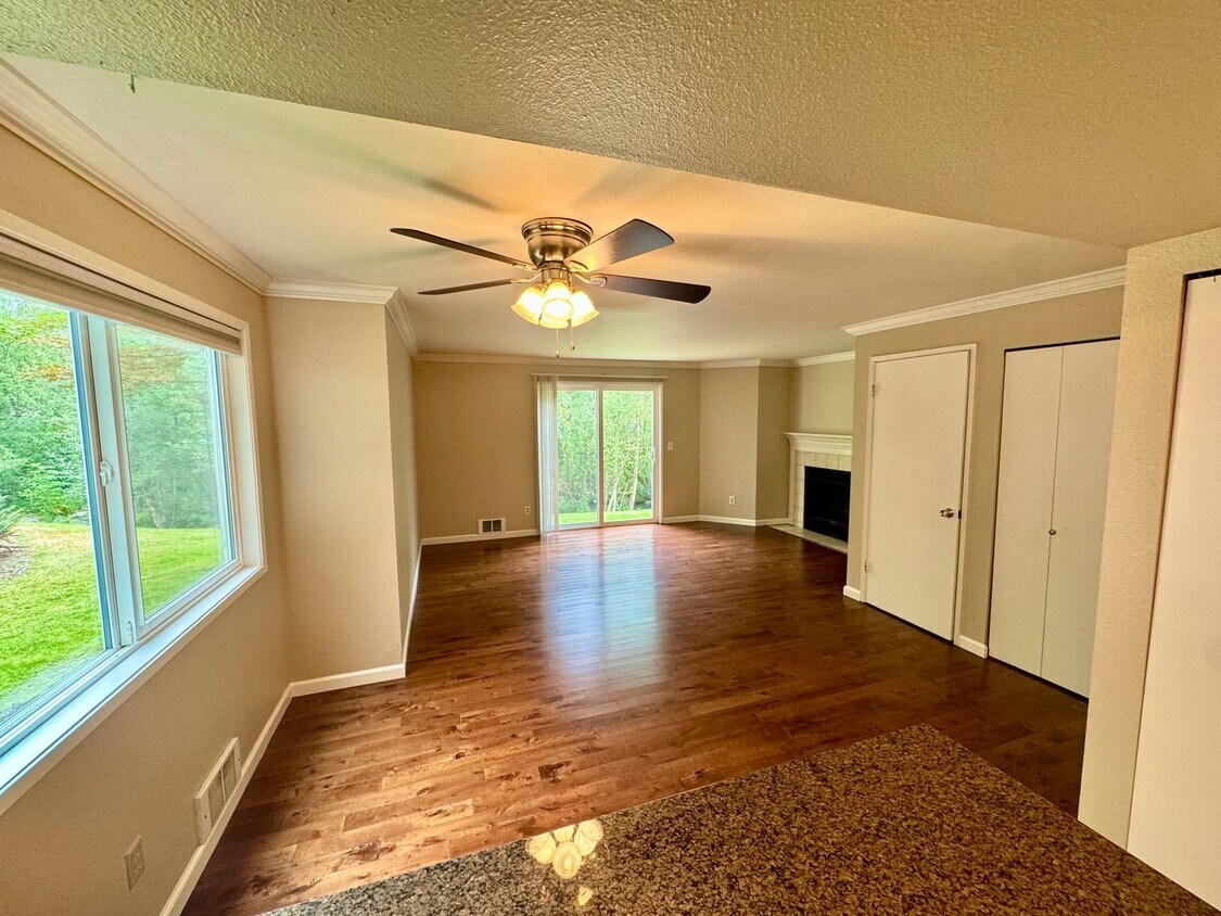 Primary Photo - Cozy 3-Bedroom Townhouse in Desirable Both...