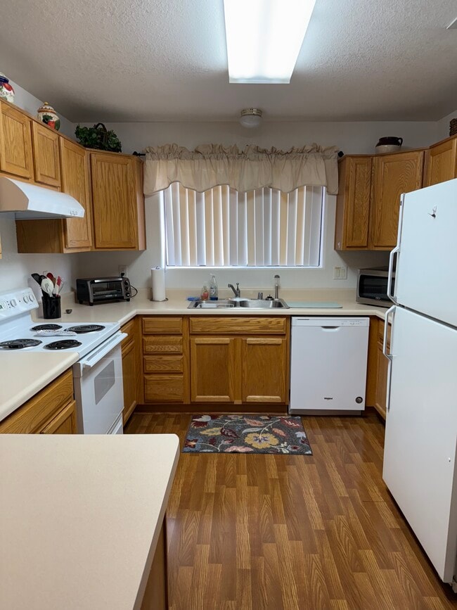 Microwave, toaster oven - 1730 Via Riata