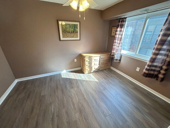 Foto del edificio - Partially Furnished Condo.