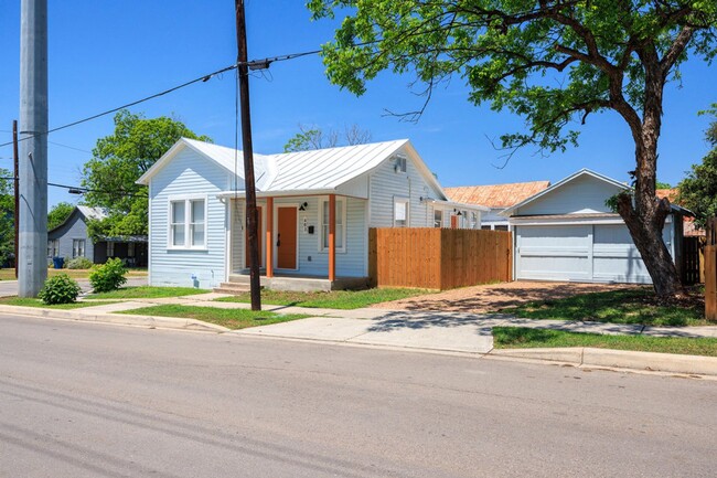 Building Photo - Historic Home on Eastside of San Antonio