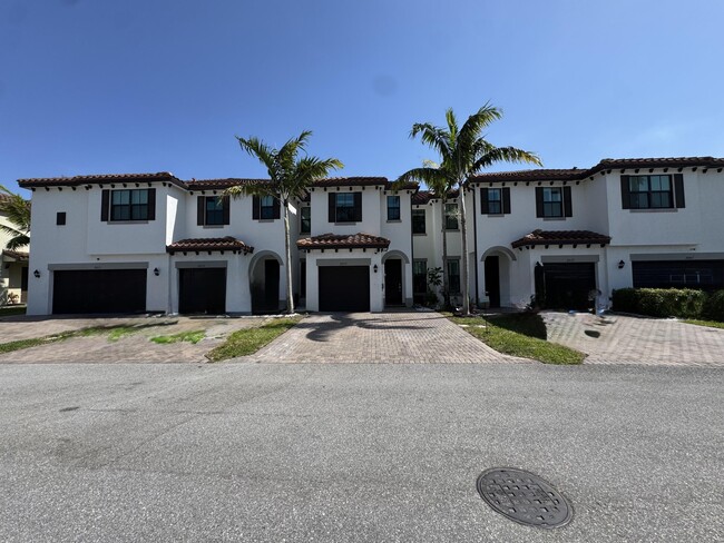 Building Photo - 2037 Oysterwood Ln