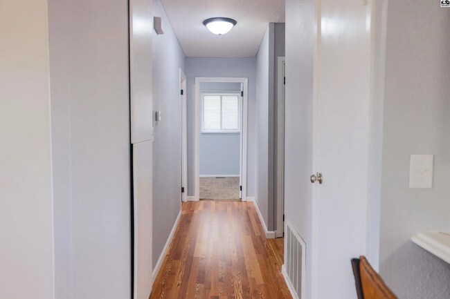 Foto del edificio - Charming 3-Bedroom Cottage in Prime Location