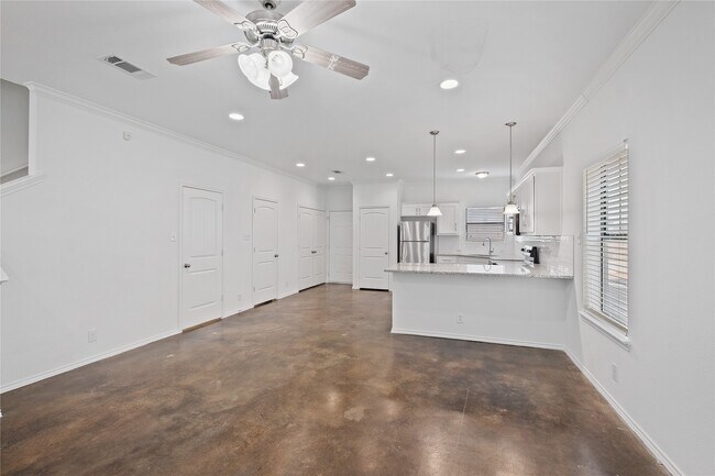 Foto del edificio - 12815 Idledale Dr