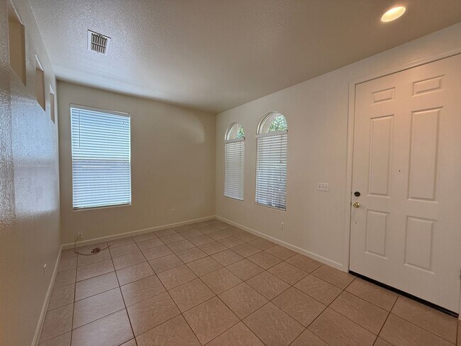 Building Photo - Adorable Home Near Schools & Parks!