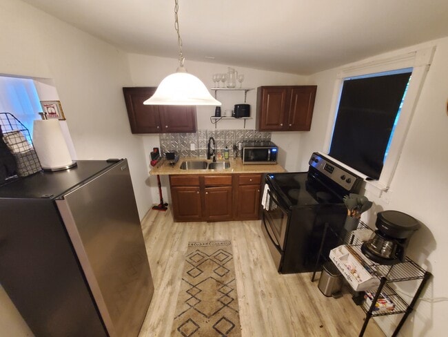 Building Photo - Furnished, Cozy Stay in the Arts District