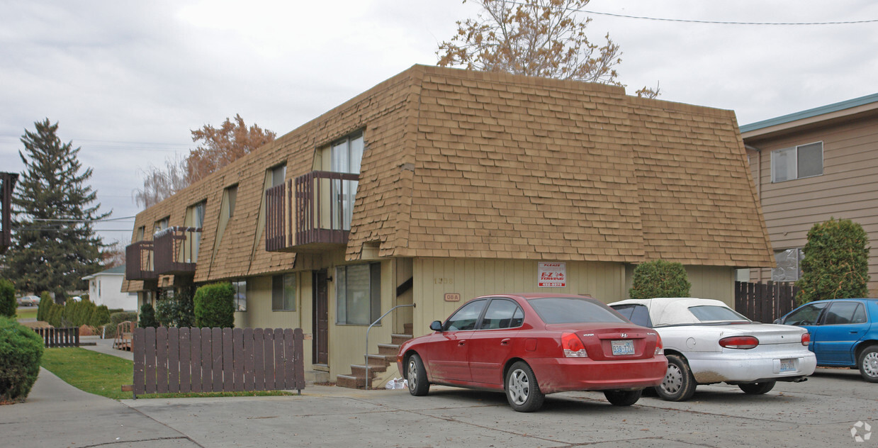 Primary Photo - Monarch Manor Apartments