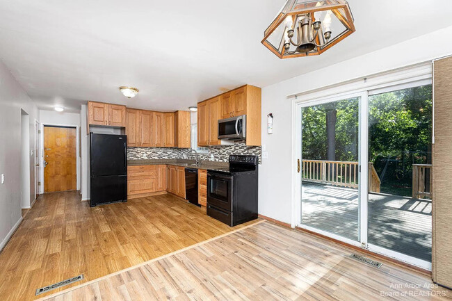 Building Photo - 610 Archwood Dr