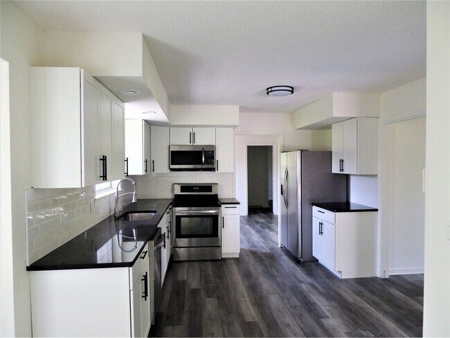 Building Photo - Huge Refreshed 5 Bed/ 3 Bath Home in Missi...