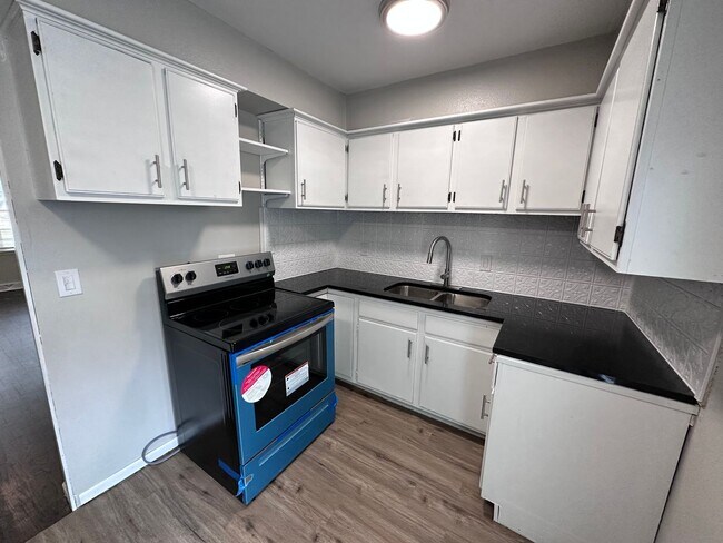Building Photo - $1045 - 3 bedroom / 1 bathroom - Gorgeous ...