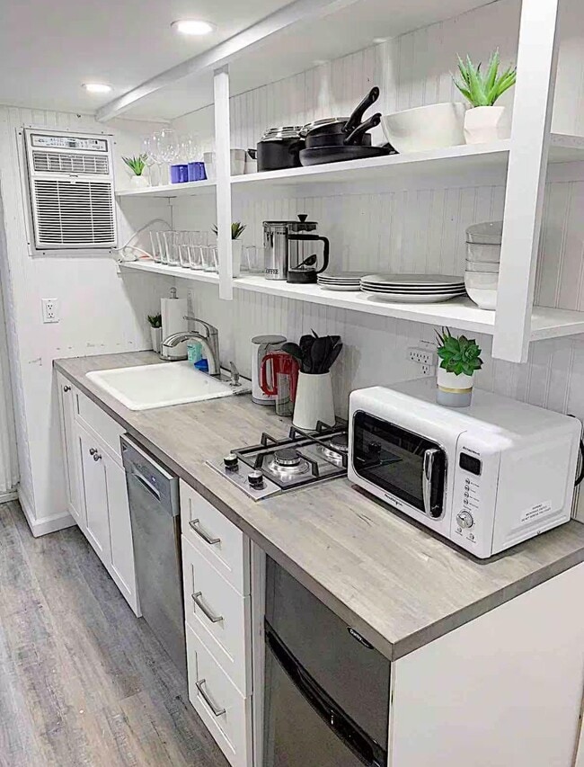 Building Photo - 603 Knickerbocker Ave