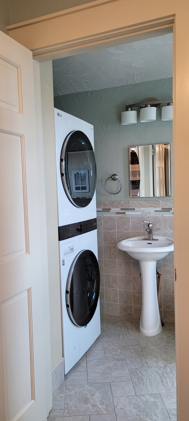 Building Photo - 1549 Idaho Ave