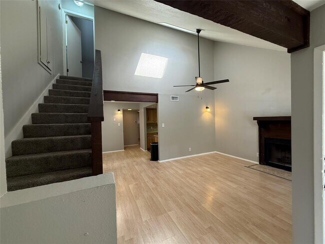 Foto del edificio - 8102 Dowling Cove