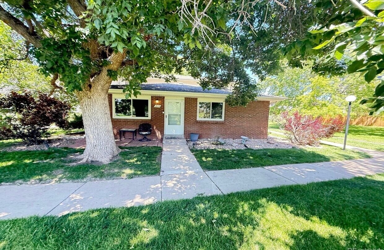 Foto principal - 9255 E Lehigh Ave
