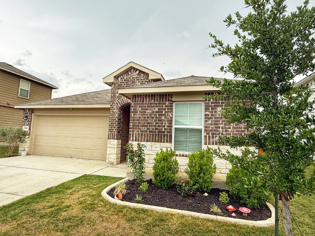 Building Photo - Charming Single-Story Home in Oak Creek Su...