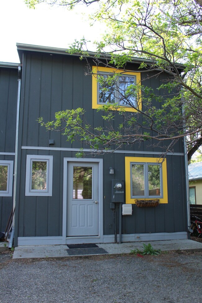 back of unit - 321 N Perkins Place