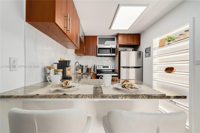 Foto del edificio - 651 NE 60th St