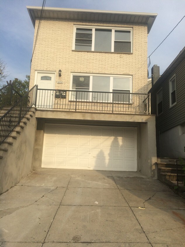 Primary Photo - 1004 Liberty Ave