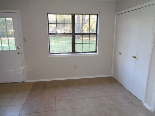 Foto del edificio - 5164 Woody Dr