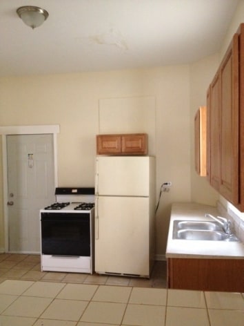  - 5832 W Walton St