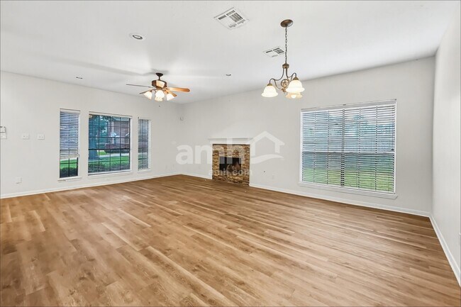 Foto del edificio - 10917 Spruce Dr N