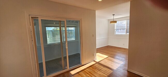 Foto del edificio - 1227 S Holt Ave