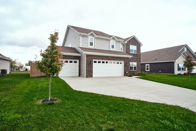 Building Photo - 5 Bedroom, 3 Full Bath in Fortville!