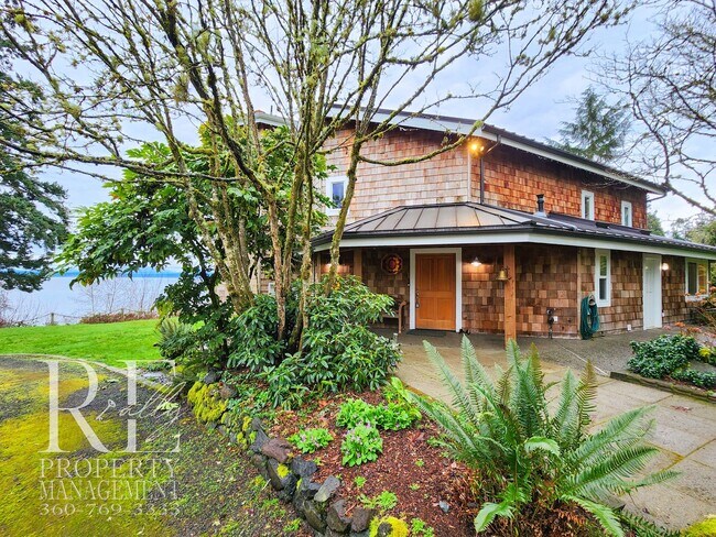 Foto del edificio - MOVE-IN SPECIAL: 50% OFF FIRST MONTHS RENT - Waterfront Rustic Retreat with Vaulted Ceilings, Pic...