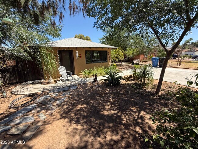 Foto del edificio - 2608 E Pinchot Ave