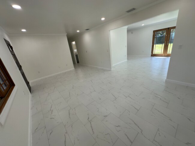 Building Photo - 8428 N Campbell Rd