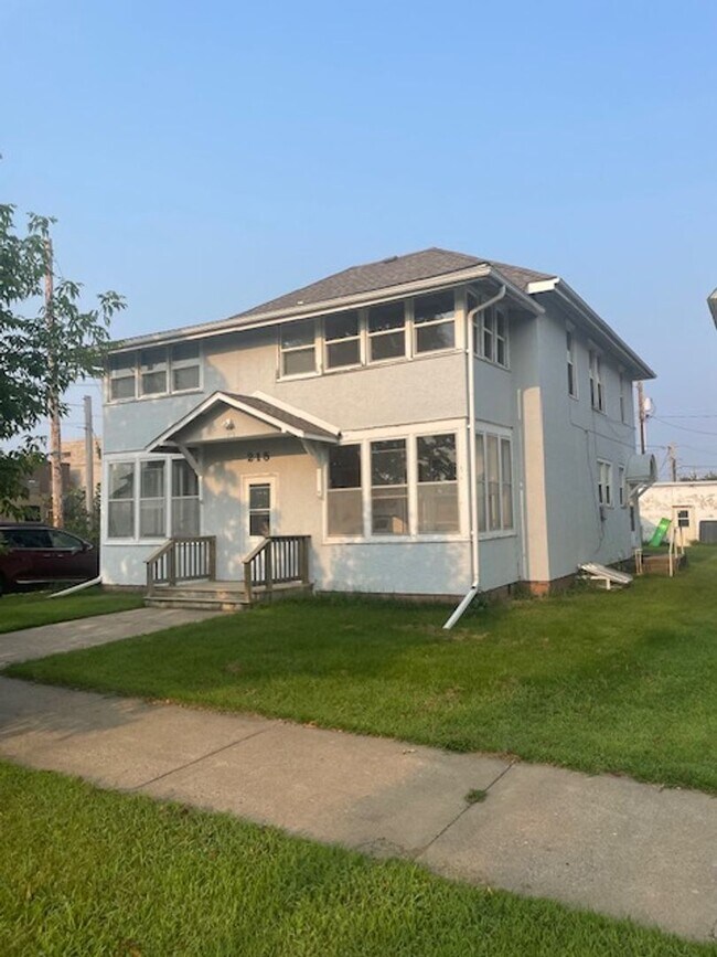Building Photo - 215 N 5th St