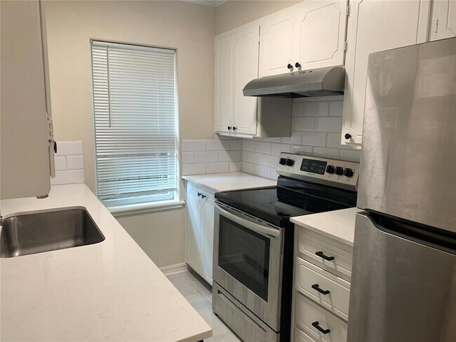 Building Photo - 2419 N Harvey Ave