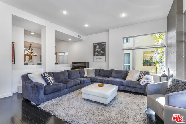 Building Photo - 900 N W Knoll Dr