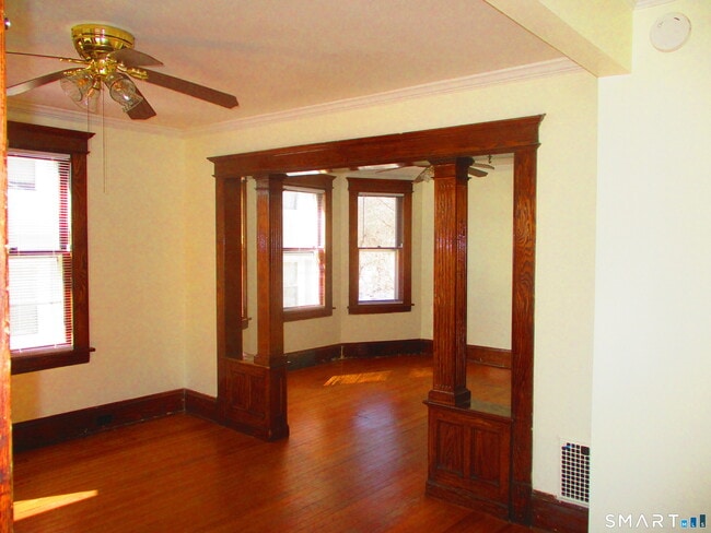 Foto del edificio - 247 Flax Hill Rd