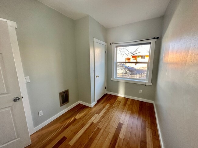 Building Photo - Charming One Bedroom Home in Sunnyside!