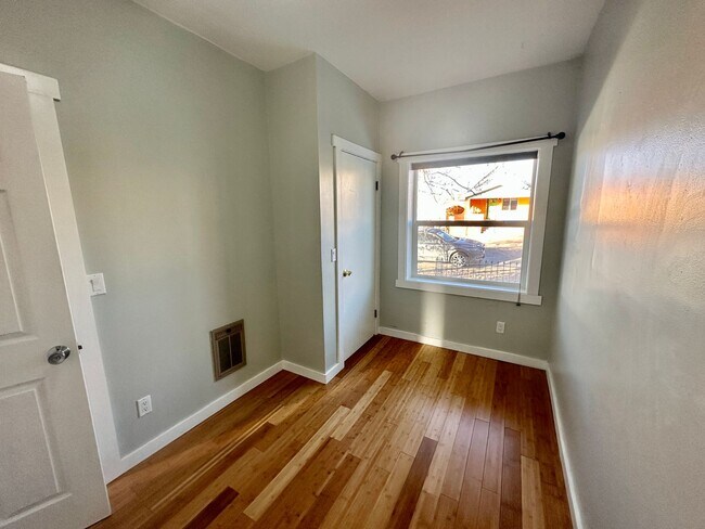 Foto del edificio - Charming One Bedroom Home in Sunnyside!