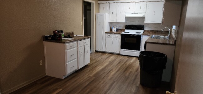 Foto del edificio - 216 SW Redwood Dr
