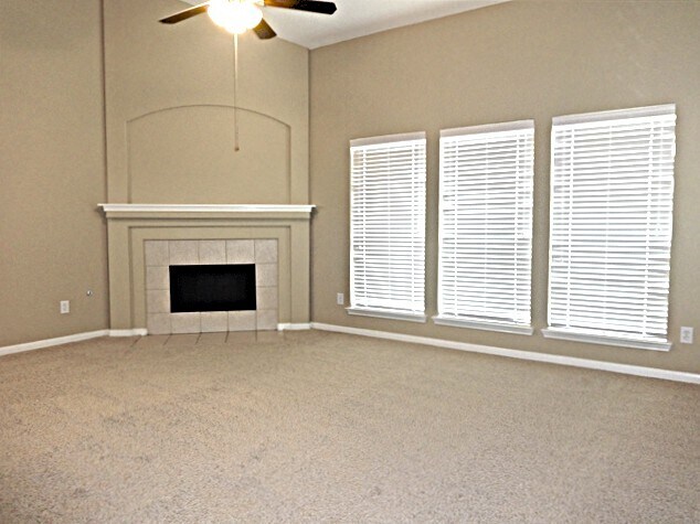 Foto del edificio - 423 Brushy Glen Dr