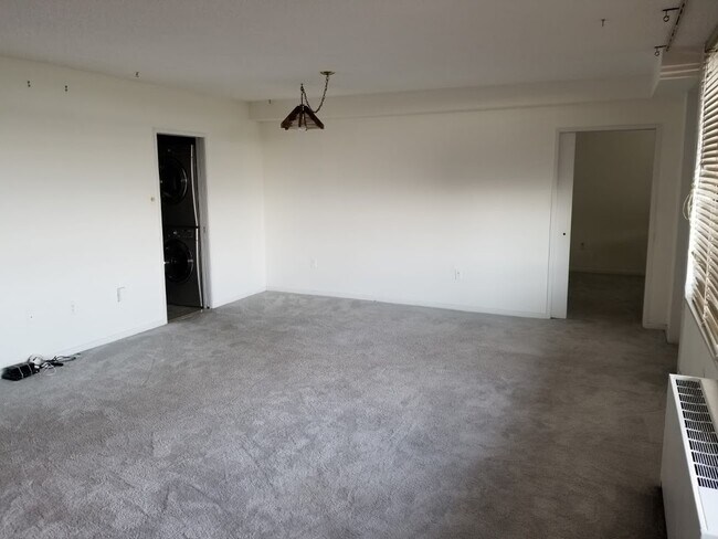 Dining area - 3705 S George Mason Dr