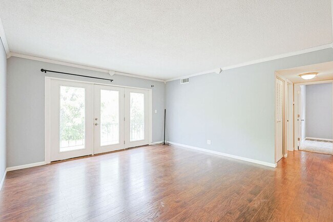 Foto del edificio - Spacious 2BR/1BA in Pembroke Gardens!