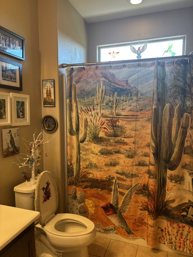 Guest bath - 4518 N Petersburg Dr