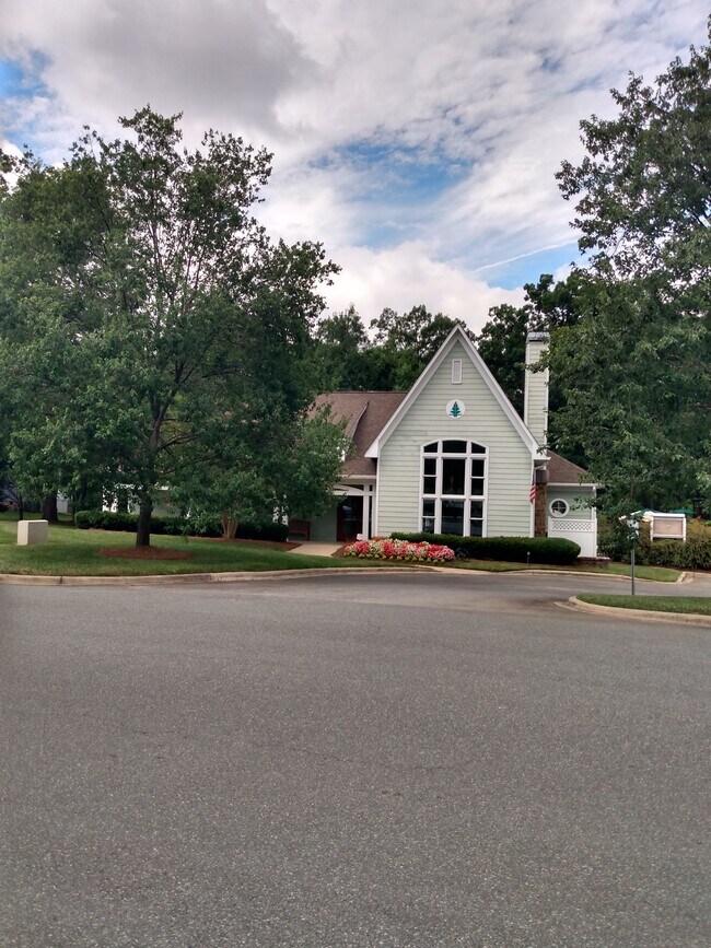 Building Photo - 2036 Mountain Park Dr