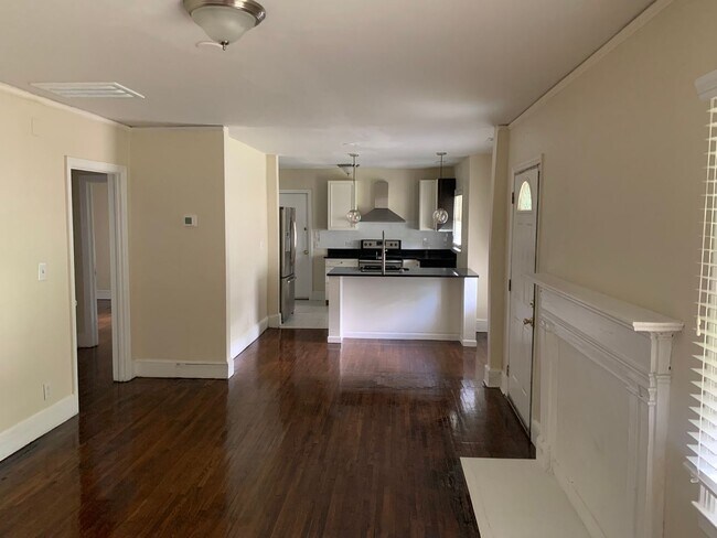 Foto del edificio - Charming and Modernized Three Bedroom Home...