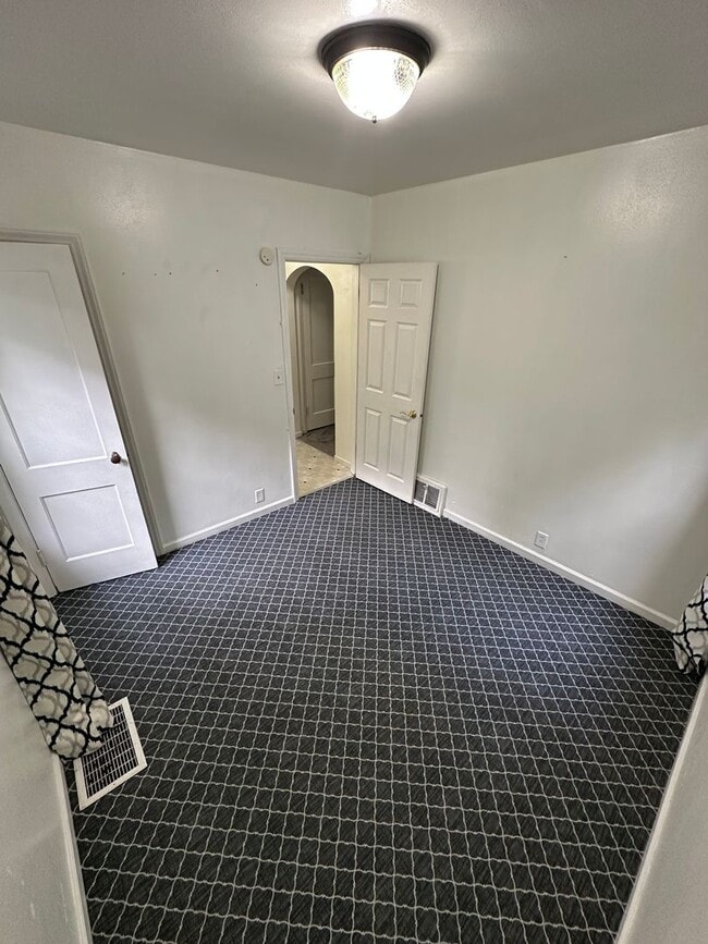Building Photo - 2 bedroom 1 bath home with central air