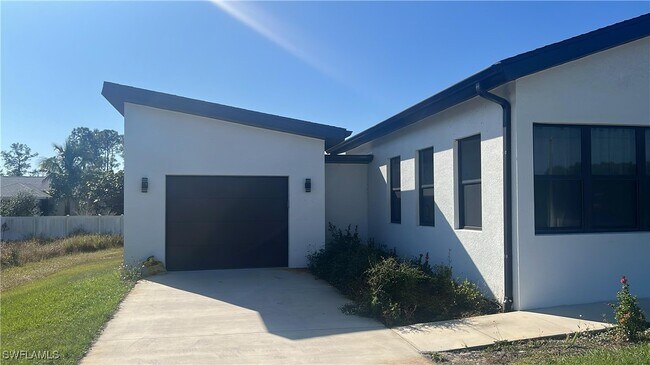 Building Photo - 714 Chambers St E