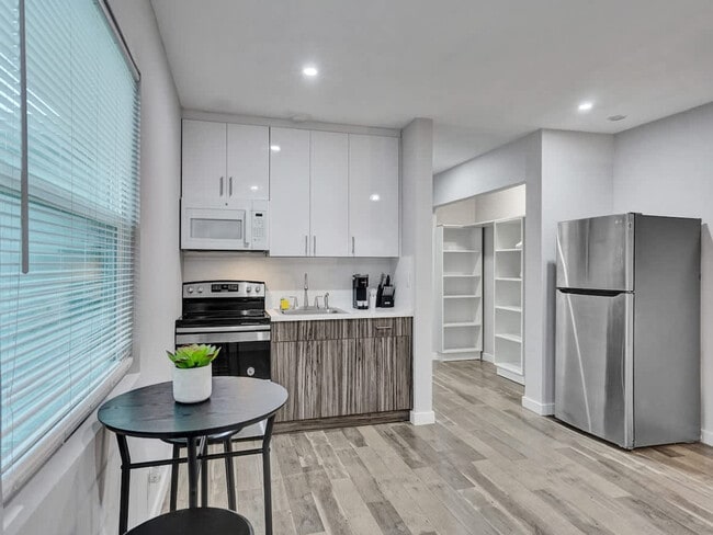 Foto del edificio - 906 N Riverside Dr