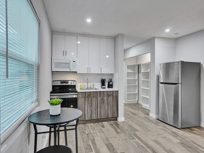 Building Photo - 906 N Riverside Dr