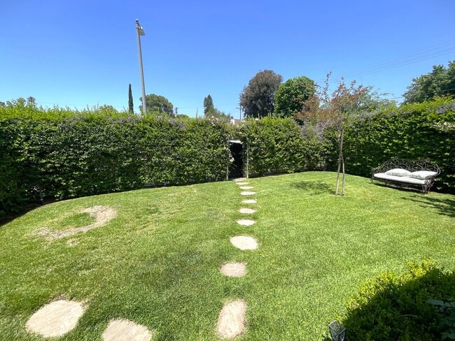 Building Photo - Luxurious Lake Balboa Home with Athletic A...